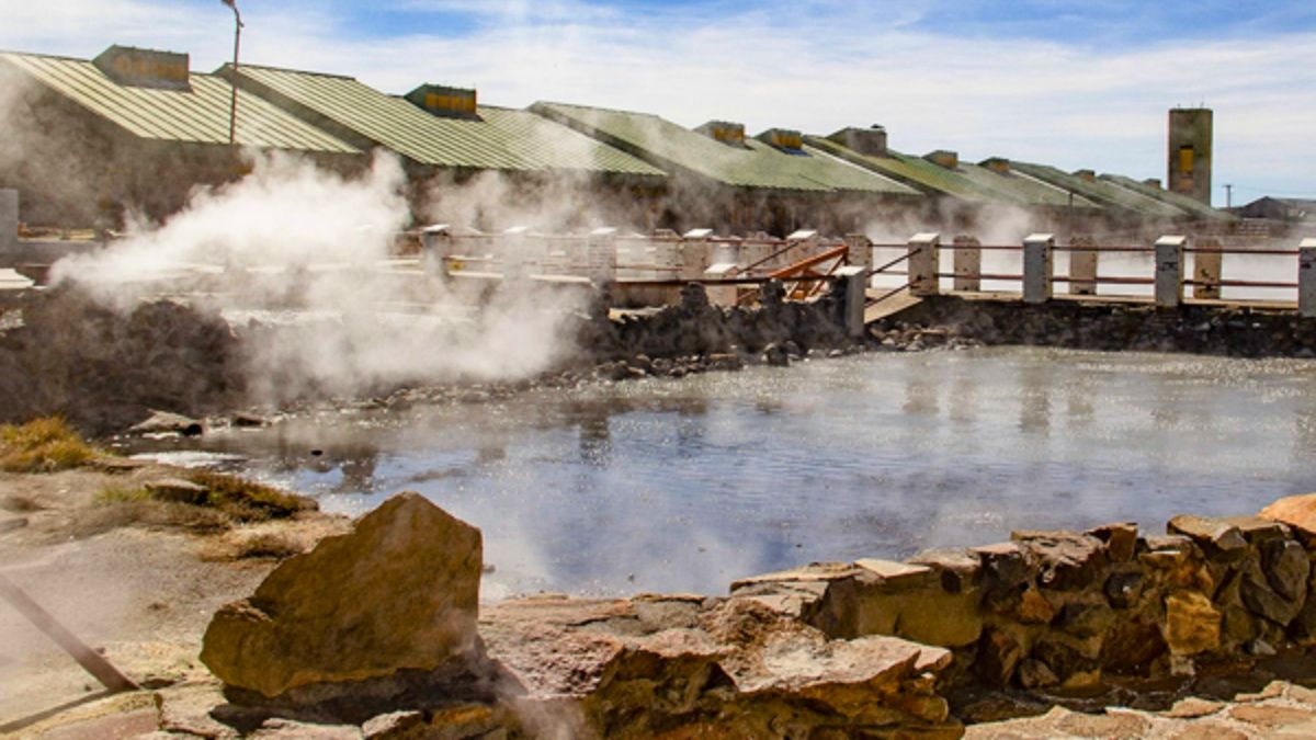 No es Mendoza: el pueblo que también ofrece viñedos, paseos en bicicleta y aguas termales