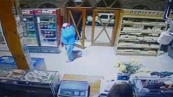 Video: así fue el robo en el que balearon a un guardia de seguridad en la cara