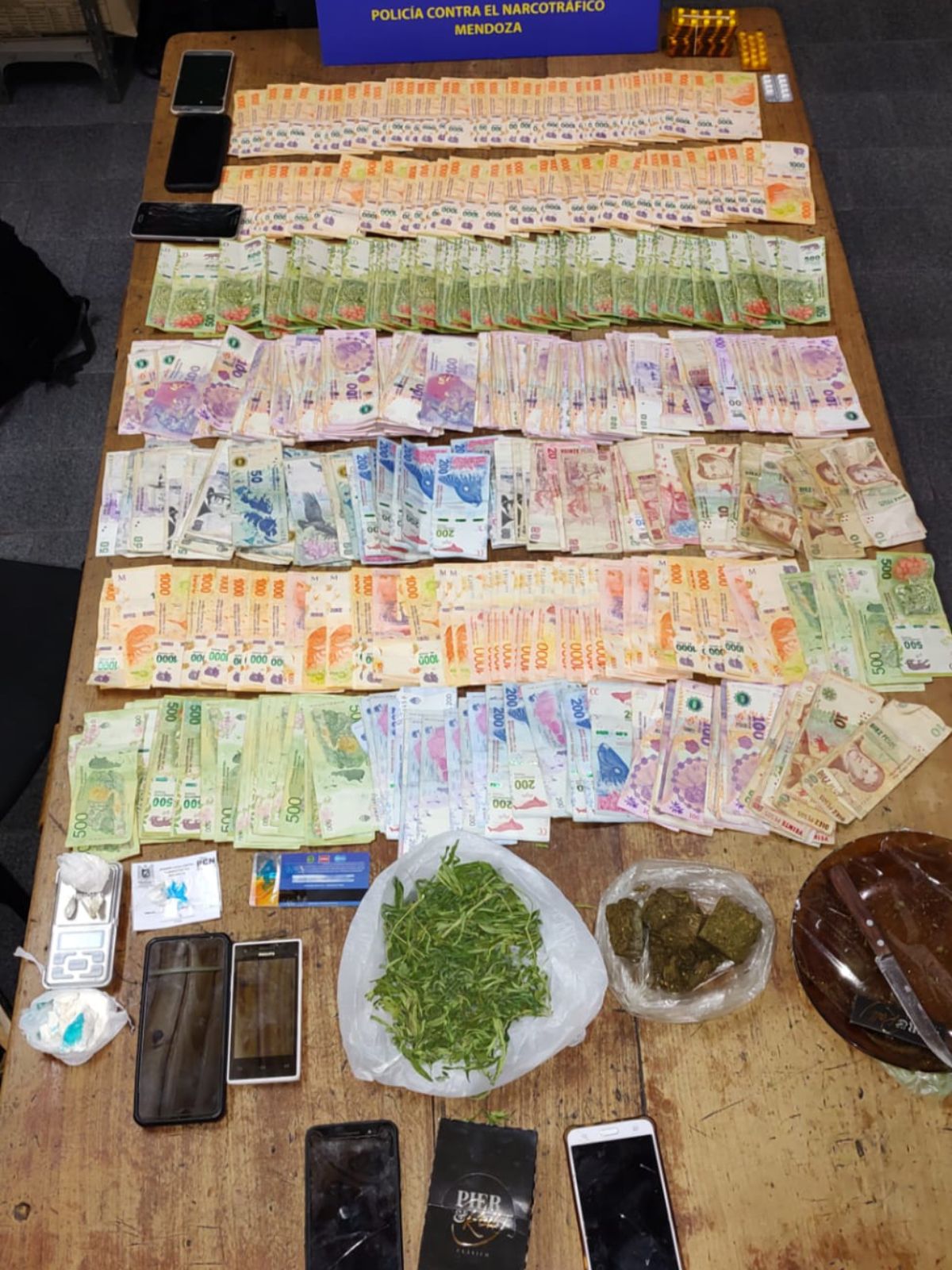 La mayor cantidad de drogas secuestradas y dinero se logró en los dos allanamientos realizados en San Rafael.