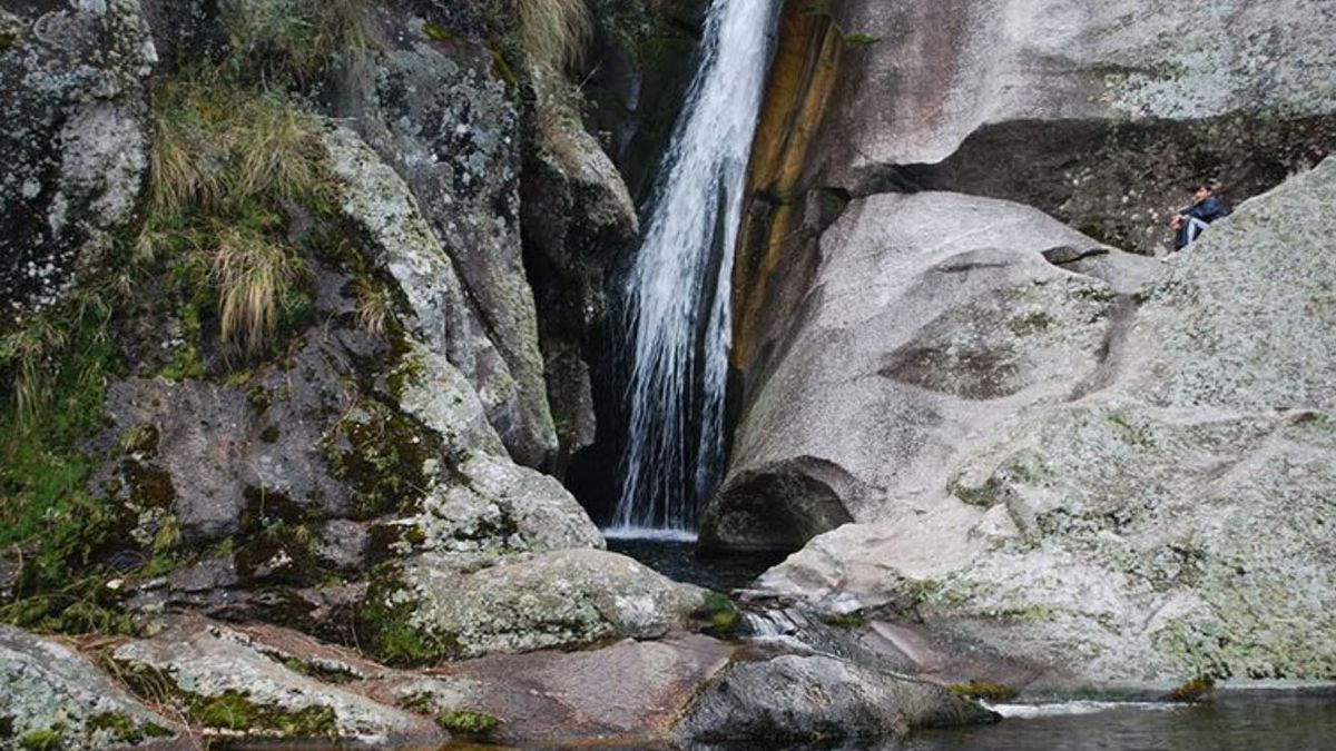 Vacaciones de verano: el salto de agua de la "Cascada Escondida" cae al interior de una cueva que la convierte en pileta Vacaciones de verano: el salto de agua de la "Cascada Escondida" cae al interior de una cueva que la convierte en pileta