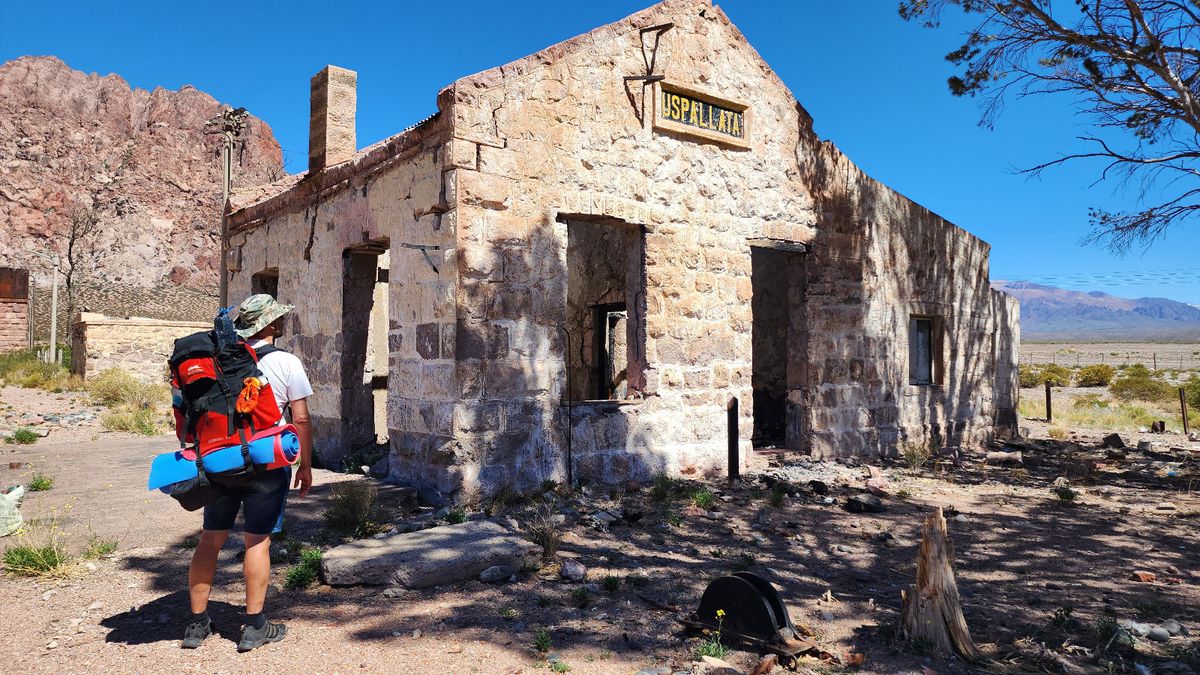 El investigador y aficionado del ferrocarril, llegando a la estación Uspallata del Tren Trasandino. El investigador y aficionado del ferrocarril, llegando a la estación Uspallata del Tren Trasandino.