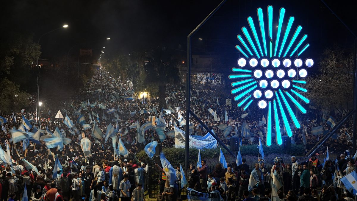 Así lucía San Rafael al atardecer de este miércoles durante los festejos multitudinarios por el triunfo de la Selección en semifinales del Mundial 2026. Así lucía San Rafael al atardecer de este miércoles durante los festejos multitudinarios por el triunfo de la Selección en semifinales del Mundial 2026.