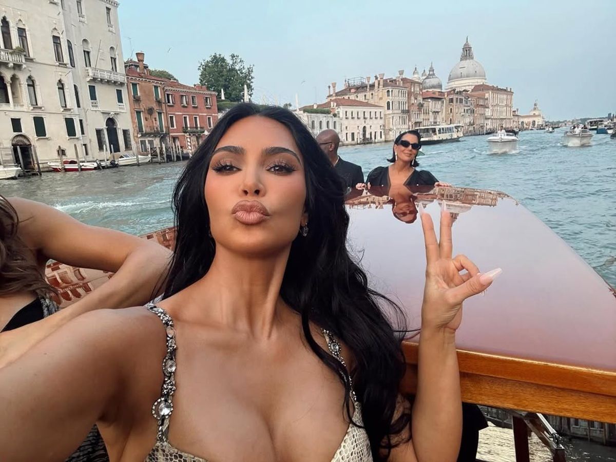 Kim Kardashian usando extensiones para la boda de Jeff Bezos en Venecia. Imagen: Instagram Kim Kardashian usando extensiones para la boda de Jeff Bezos en Venecia. Imagen: Instagram