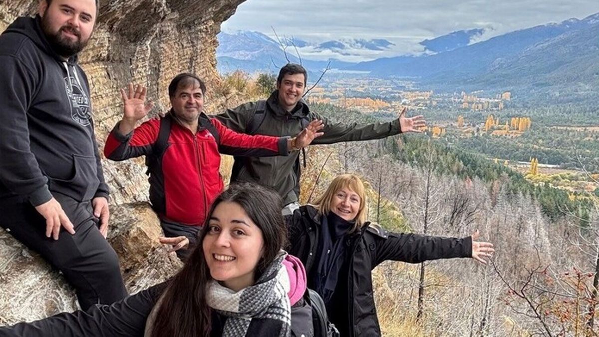 Lorena González (33años), Favio (31), Silvana Amaro (58), Narciso González y Augusto Coda (34), enuna de las tantas fotos que se sacaron durante el viaje.