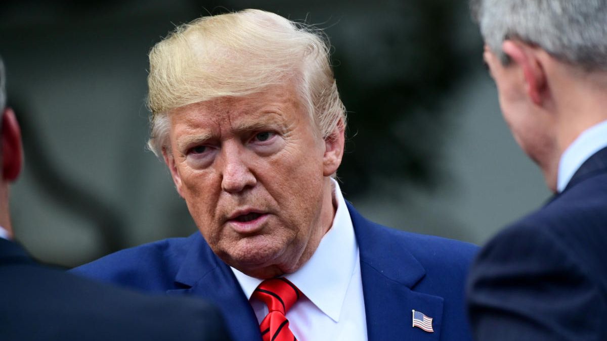 Donald Trump abandonó esta tarde la clínica donde estaba internado por estar infectado con Covid-19, y se fue directamente a la Casa Blanca. En su cuenta de Twitter les indicó a los estadounidenses no tenerle miedo a la enfermedad.