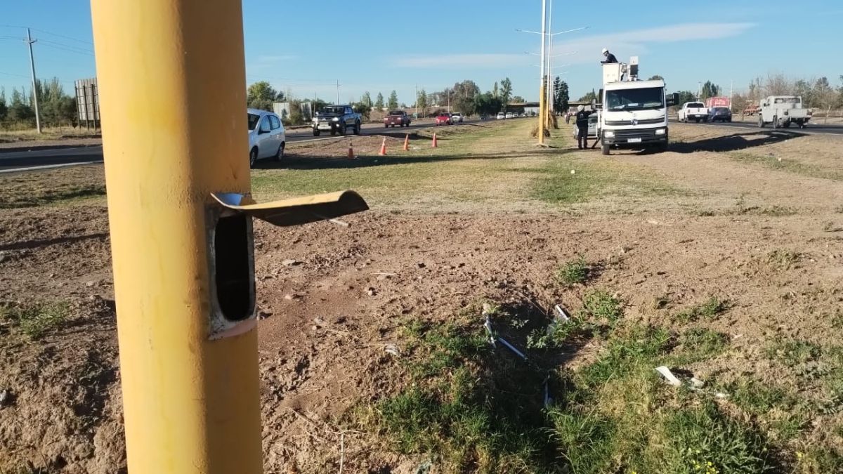 El robo de cables y luminarias está a la orden del día. Pero el daño fue muy grande en el Acceso Sur