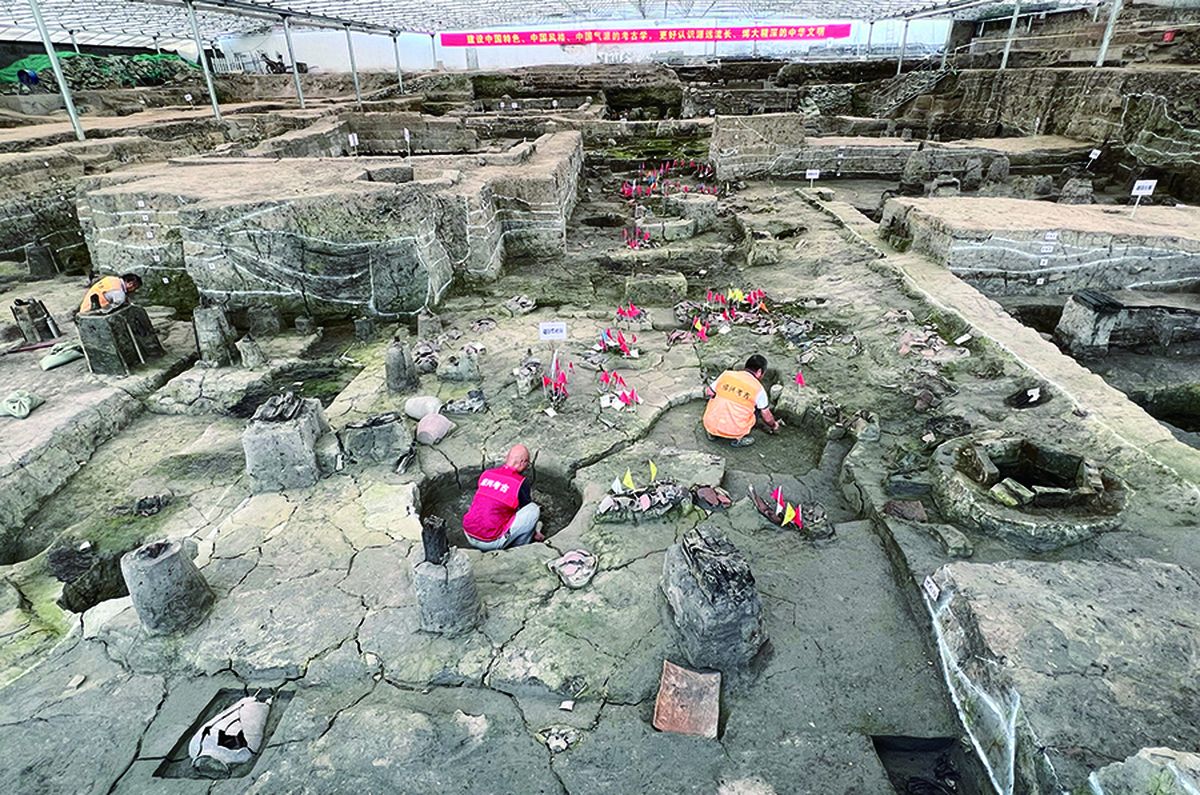 Arqueólogos trabajan en un sitio en Shaoxing, provincia de Zhejiang, incluido entre los 10 principales descubrimientos arqueológicos de China de 2025 anunciados en Beijing el 29 de abril. PARA USO DE CHINA DAILY.
