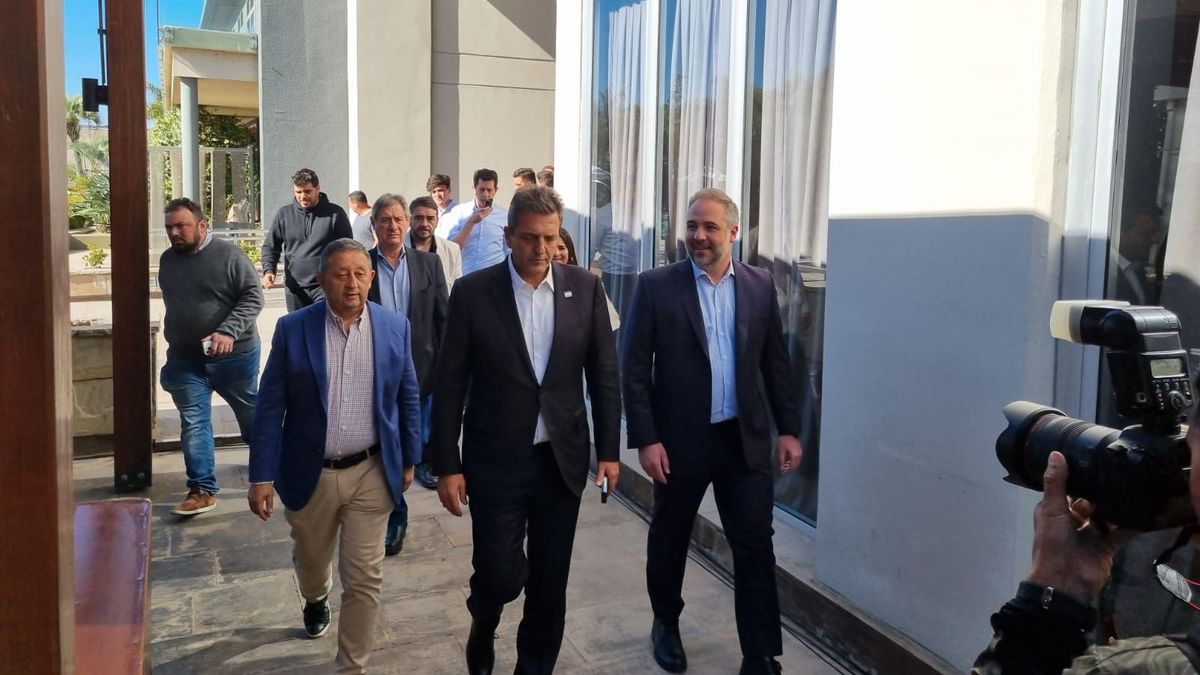 Sergio Massa llegando al Arena Maipú junto a Celso Jaque y Matías Stevanato. Sergio Massa llegando al Arena Maipú junto a Celso Jaque y Matías Stevanato.