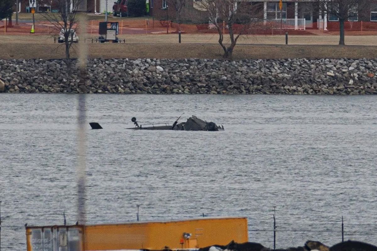 Los restos del helicóptero militar Blackhawk que se estrelló en el Aeropuerto Nacional Ronald Reagan de Washington en Arlington, Virginia, Estados Unidos. Crédito: EFE/EPA/Aaron Schwartz. Los restos del helicóptero militar Blackhawk que se estrelló en el Aeropuerto Nacional Ronald Reagan de Washington en Arlington, Virginia, Estados Unidos. Crédito: EFE/EPA/Aaron Schwartz.