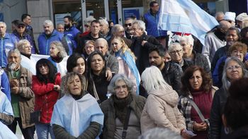 En la marcha 125 los jubilados de Mendoza alentaron a la Selección y anticiparon el triunfo En la marcha 125 los jubilados de Mendoza alentaron a la Selección y anticiparon el triunfo