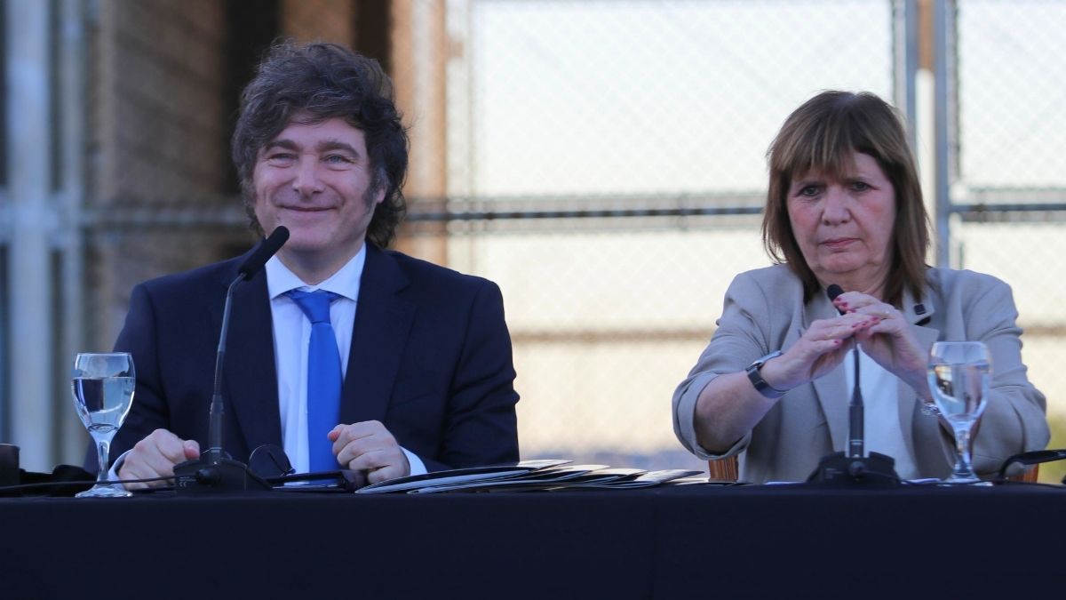 El presidente Javier Milei y la ministra de Seguridad Patricia Bullrich en la presentación del Plan Nacional de Tolerancia Cero con el crimen y el nuevo Código Penal en el Complejo Penitenciario I de Ezeiza.