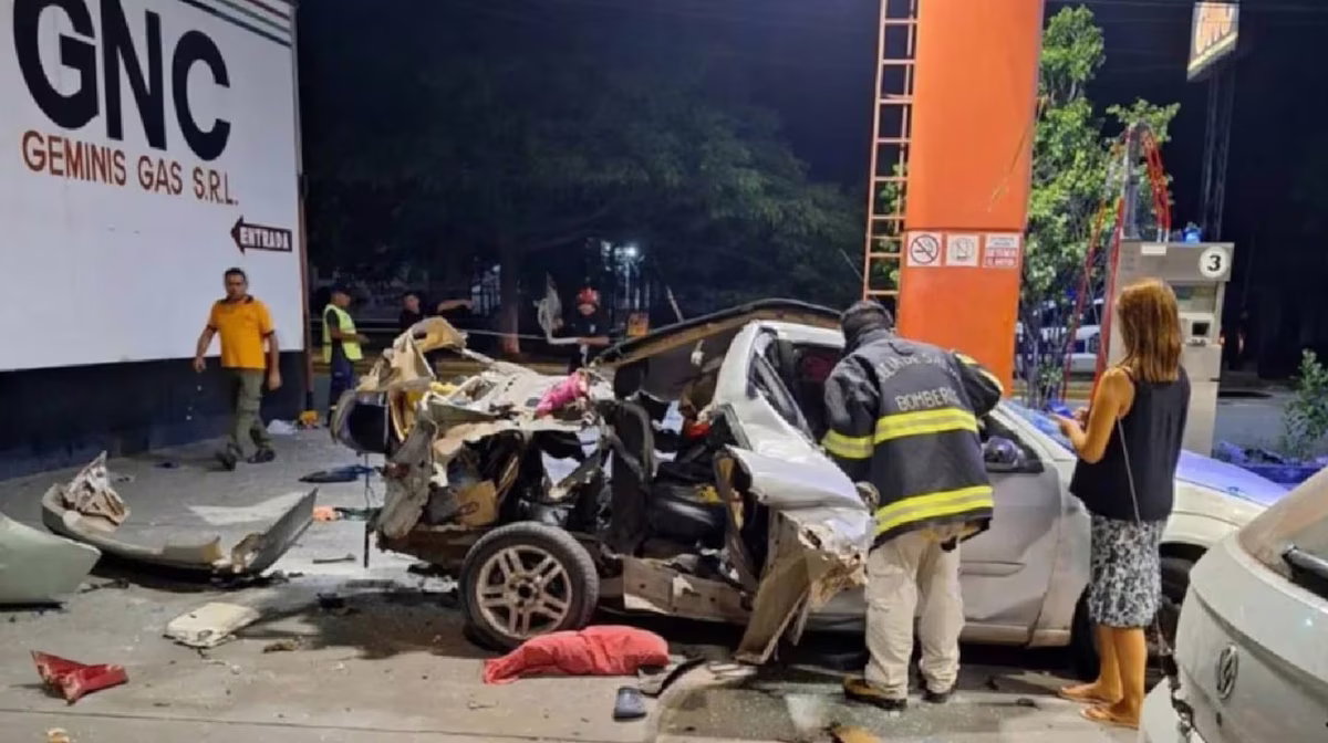 Explosión. Un auto estalló mientras cargaba gas en la provincia de Salta. 