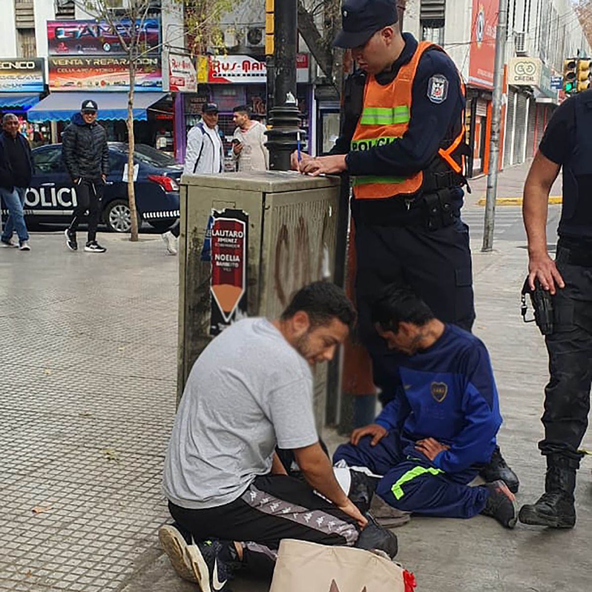 La policía accionó rápidamente y pudo detener la riña iniciada en las cercanías del mercado persa incendiado en la ciudad de Mendoza.
