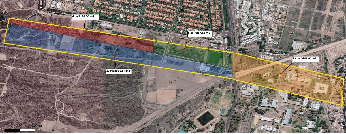 El mapa según la UNCuyo: "El delineado amarillo muestra el predio. En sombreado amarillo se muestra la superficie al este de la Avenida Champagnat; en rojo se muestra la superficie en posesión desde 2012; en azul, se ve la superficie propiedad de la UNCUYO y en verde la superficie a entregar con dictamen favorable". El mapa según la UNCuyo: "El delineado amarillo muestra el predio. En sombreado amarillo se muestra la superficie al este de la Avenida Champagnat; en rojo se muestra la superficie en posesión desde 2012; en azul, se ve la superficie propiedad de la UNCUYO y en verde la superficie a entregar con dictamen favorable".