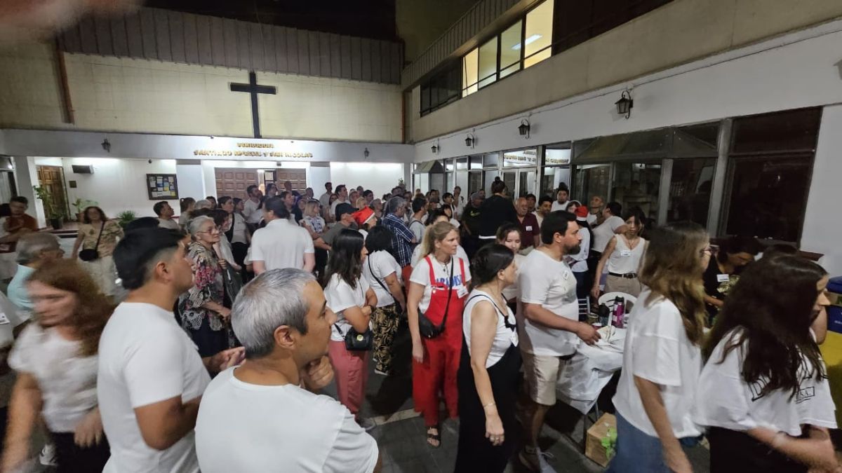 Más de 100 voluntarios trabajaron este año sirviendo mesas y atendiendo a la gente que se acercó a celebrar la Navidad en la Calle. Más de 100 voluntarios trabajaron este año sirviendo mesas y atendiendo a la gente que se acercó a celebrar la Navidad en la Calle.