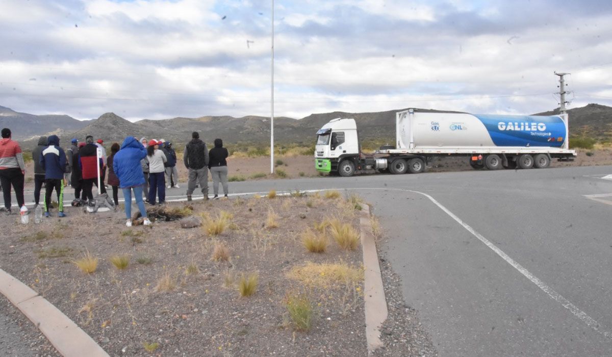 El piquete no deja salir a los camiones con gas de los yacimientos en Malargüe