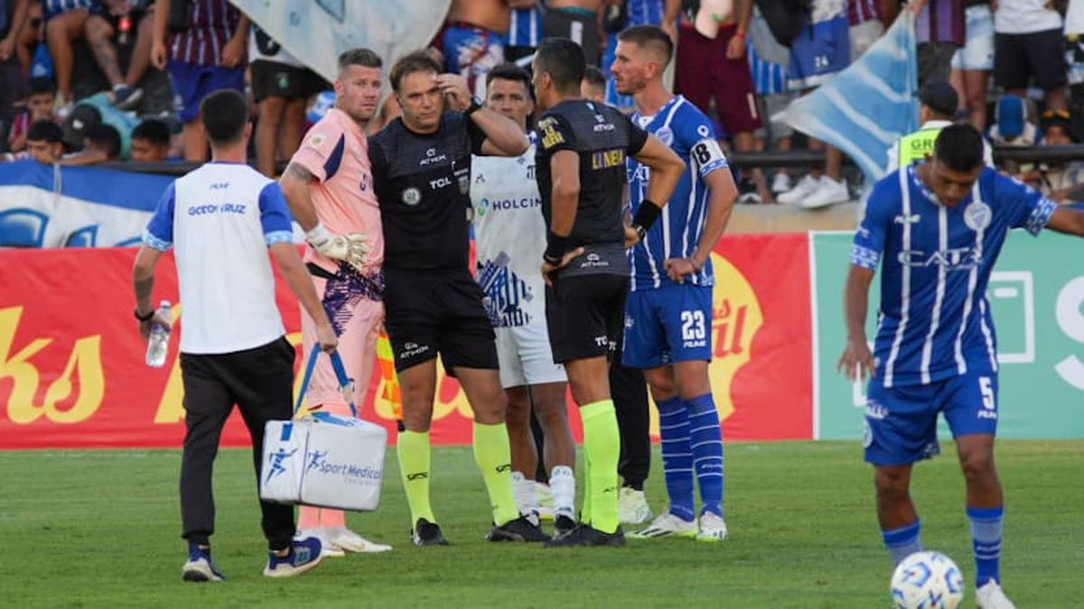 Alejandro Chapini indicó que el árbitro asistente fue trasladado a una clínica. Alejandro Chapini indicó que el árbitro asistente fue trasladado a una clínica.