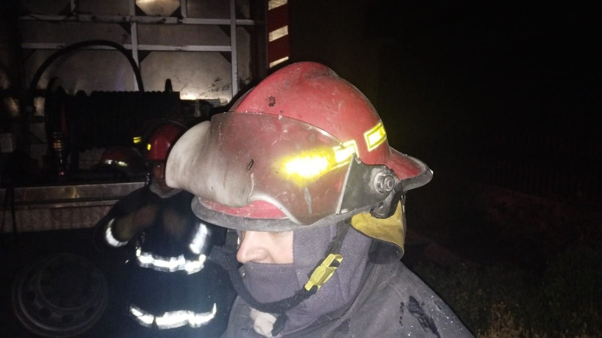 Por el calor, así quedó el casco de uno de los bomberos. Por el calor, así quedó el casco de uno de los bomberos.