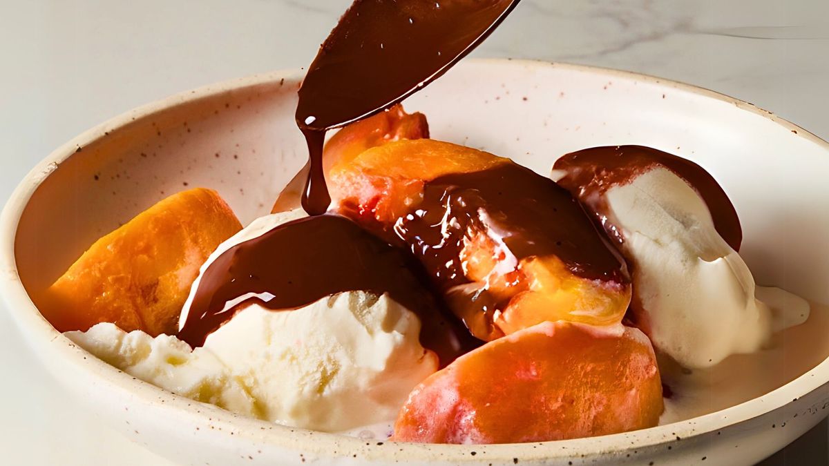 Aprende la receta de la Copa melba, el postre con duraznos en almíbar, chocolate y crema chantilly. Foto: Redacción Diario Uno.