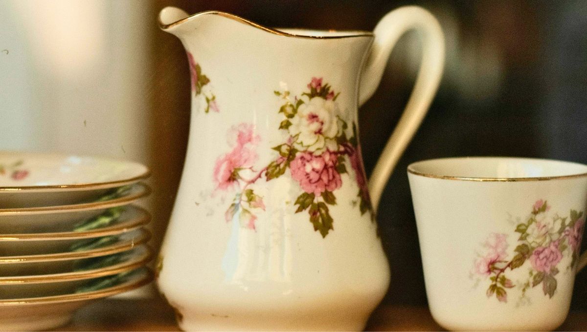 Quien tiene una antigua lechera de porcelana guardada en casa, tiene un tesoro: por qué no hay que tirarlas