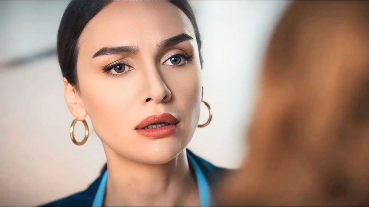 La actriz Birce Akalay interpreta a Lale Kiran en la serie de Netflix.