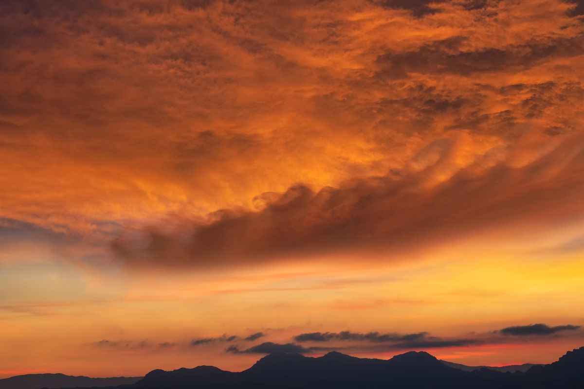 Las nubes adquieren tonalidades rojizas, anaranjadas y rosadas durante el amanecer o atardecer. Imagen: Pixabay Las nubes adquieren tonalidades rojizas, anaranjadas y rosadas durante el amanecer o atardecer. Imagen: Pixabay