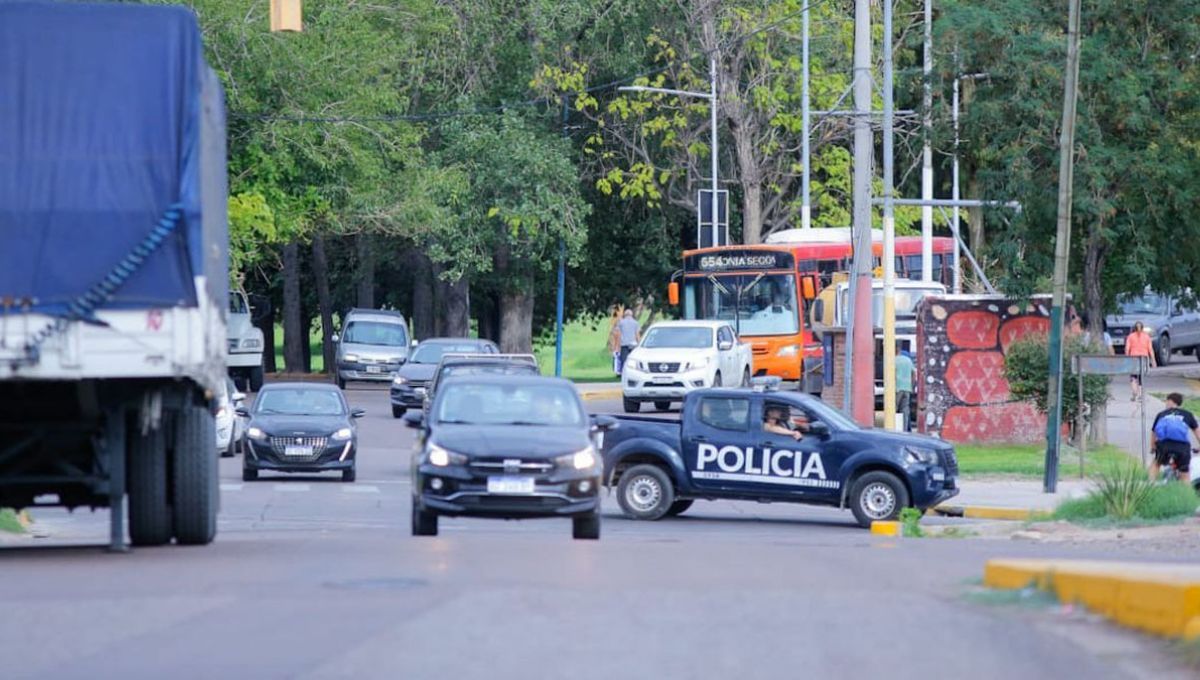 Este lunes, preventores de Guaymallén controlaron que los conductores respeten los cambios en el Acceso Este, antes de la obra que se encarará este año con la tercera trocha. Este lunes, preventores de Guaymallén controlaron que los conductores respeten los cambios en el Acceso Este, antes de la obra que se encarará este año con la tercera trocha.