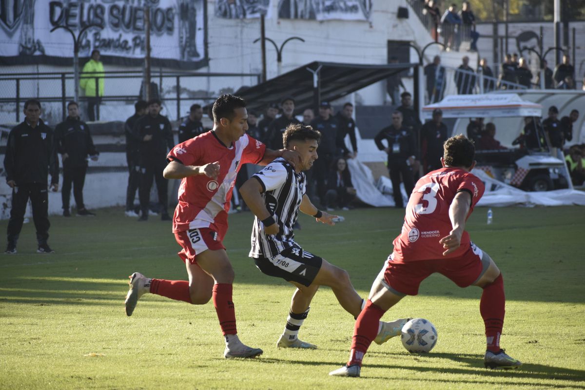 Leandro Ciccolini está enfocado en los compromisos de Gimnasia y Esgrima ante Nueva Chicago por la Primera Nacional y con Mitre por la Copa Argentina. Leandro Ciccolini está enfocado en los compromisos de Gimnasia y Esgrima ante Nueva Chicago por la Primera Nacional y con Mitre por la Copa Argentina.