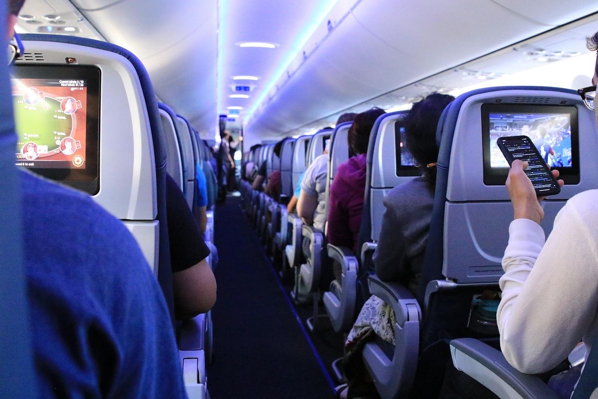 Un hombre logró viajar gratis en avión.&nbsp;Imagen: Magnific.