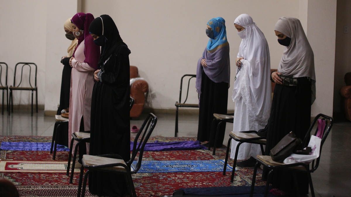 Mujeres musulmanas en el Ramadán. Aparte de tener la cabeza cubiertas con un "Hiyab", usan su barbijo.
