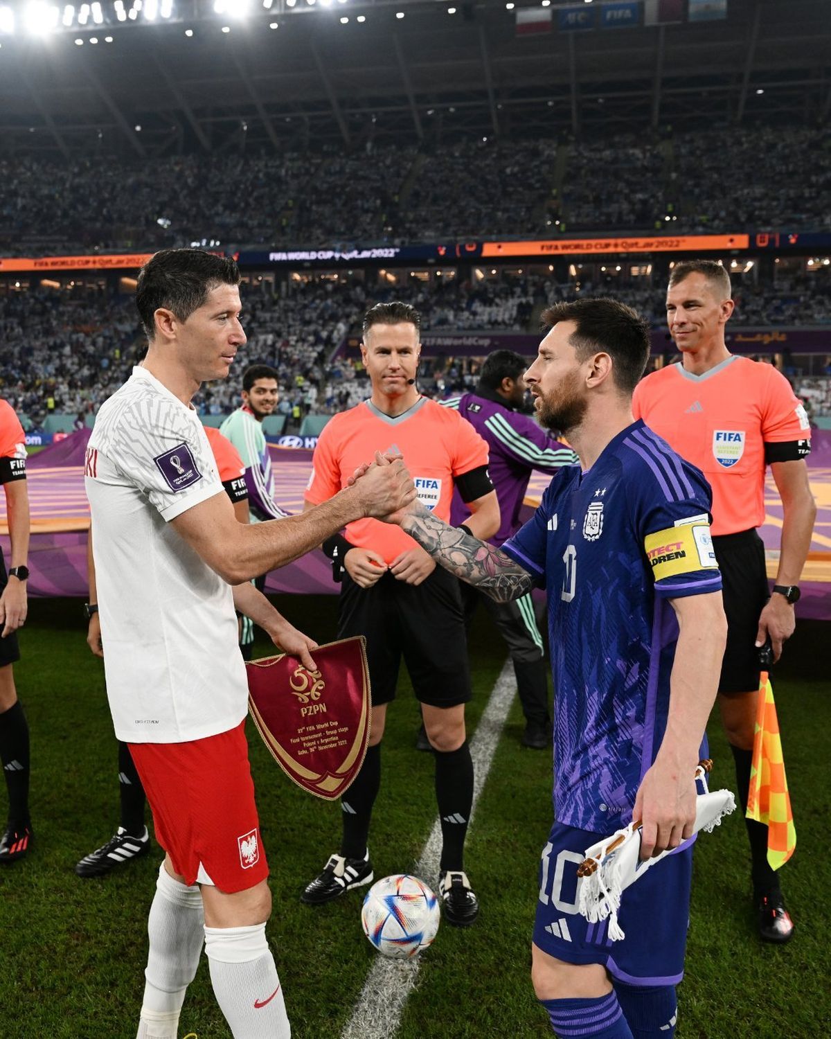 Robert Lewandowski y Lionel Messi en el saludo protocolar antes del duelo entre ambos por el Mundial Qatar 2022