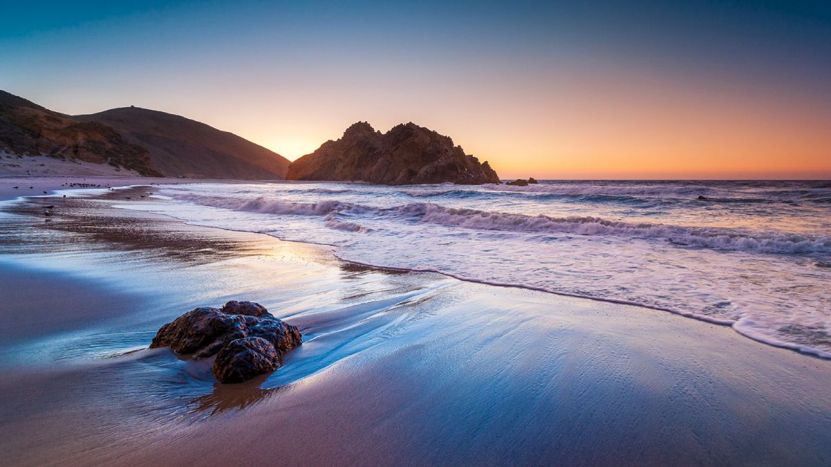 La playa de California con arena violeta