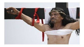 Las sangrientas crucifixiones del Viernes Santo en Filipinas