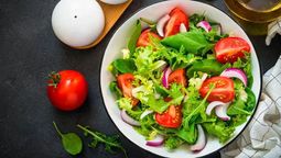 La ensalada más saludable no lleva lechuga ni tomate: cuáles son los alimentos que los reemplazan.