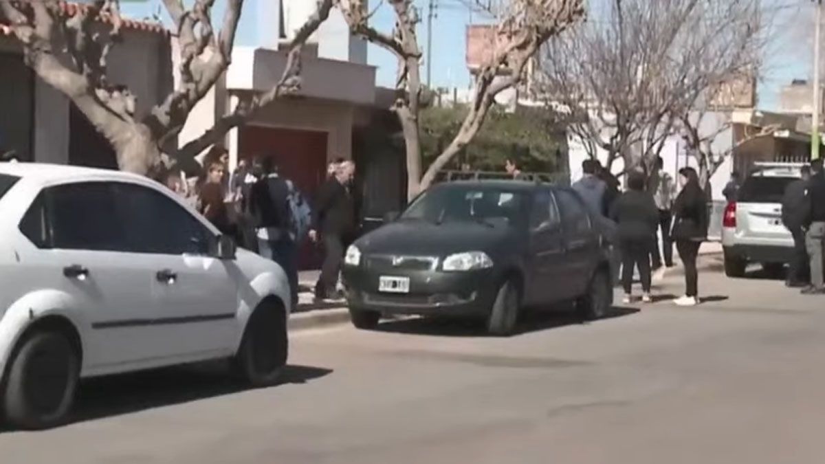 La Policía le hizo RCP a Tito Montaña en el patio de su casa. Cuando llegó una ambulancia del SEC constataron que había muerto.