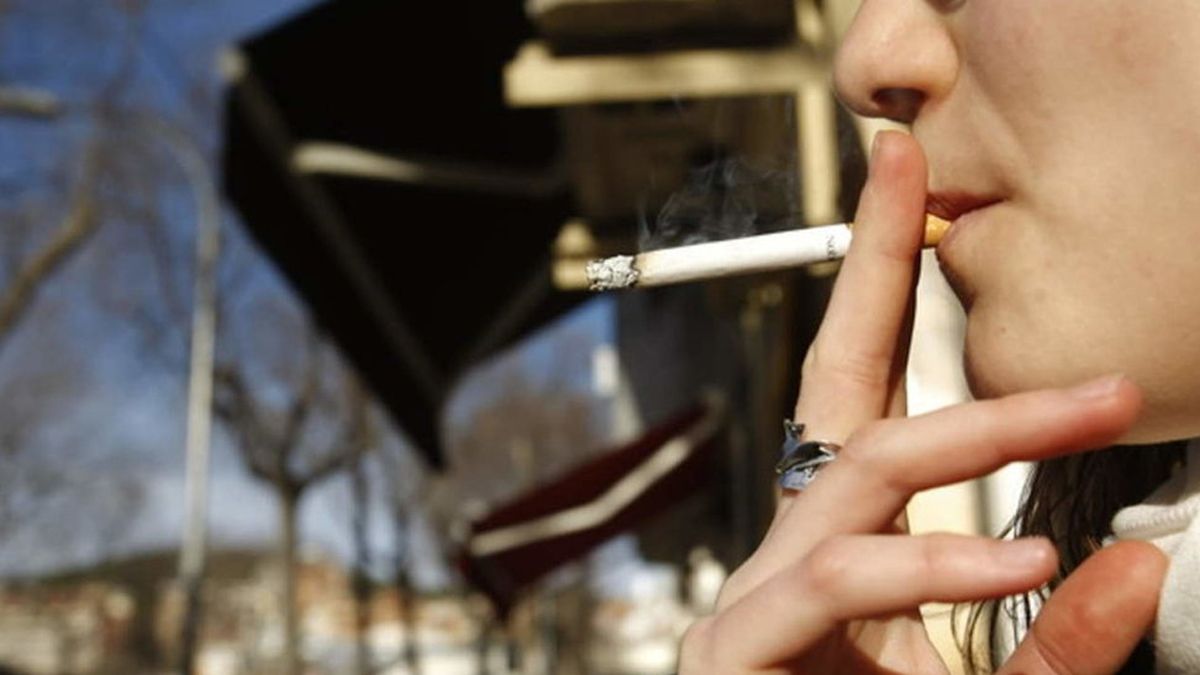 Francia prohibirá fumar en las playas, parques, bosques y cerca de las escuelas
