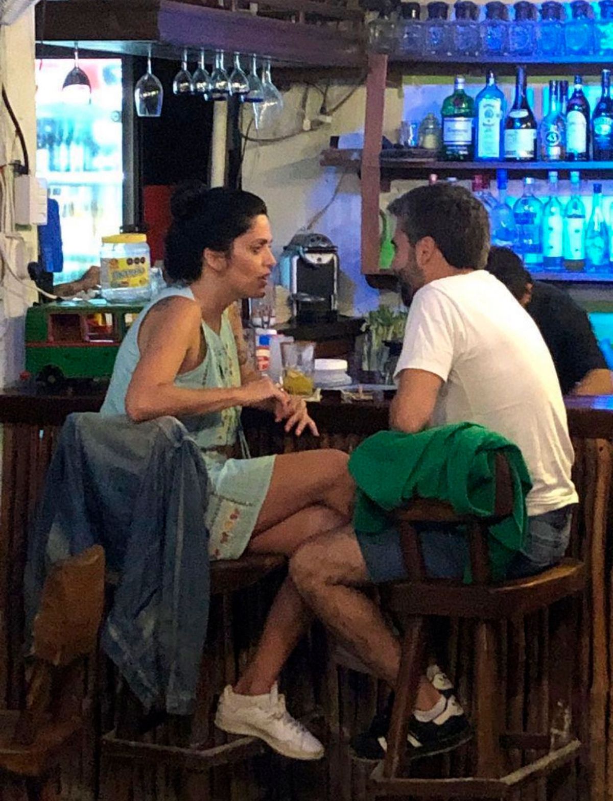 Luana Volnovich y su segundo en la entidad y pareja, Martín Rodríguez, distendidos en un bar de México.&nbsp;