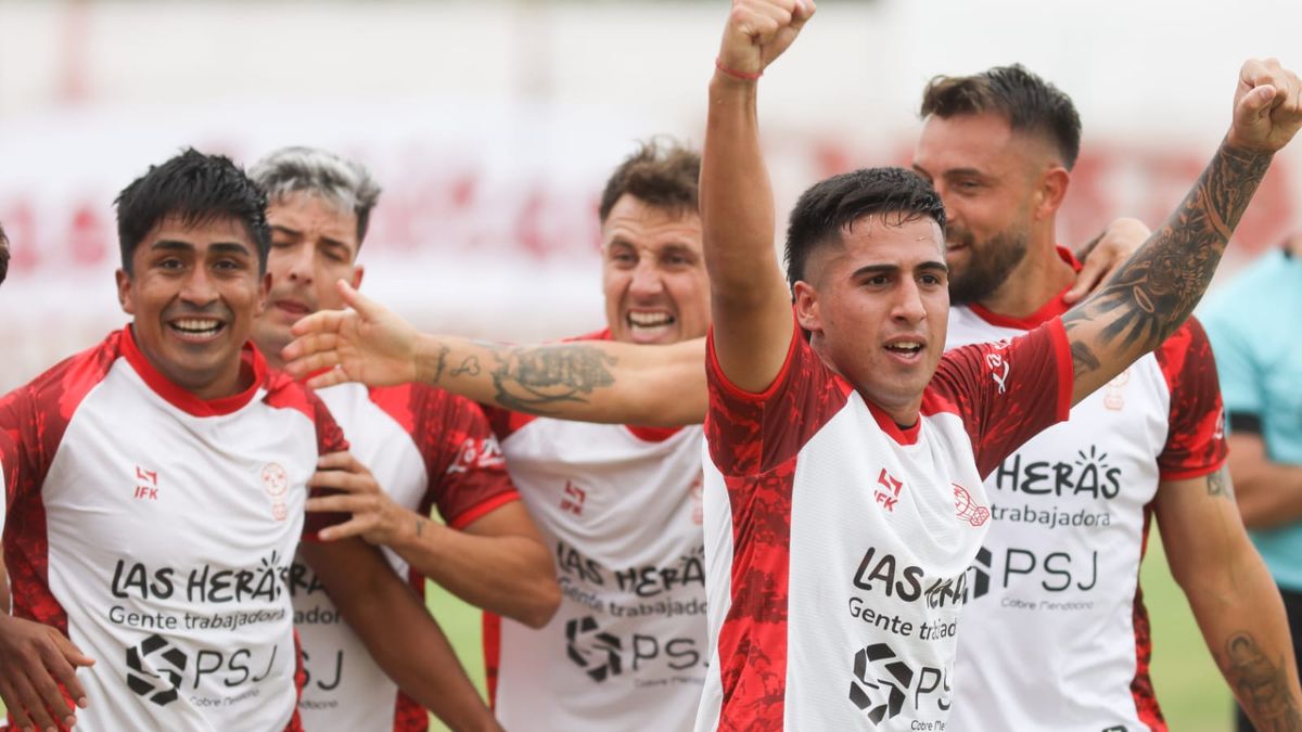 La emoción de Enzo Montenegro tras anotar el gol del triunfo de Huracán Las Heras sobre Atlético San Martín