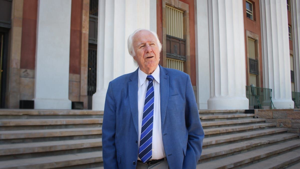 Pedro Llorente en la puerta del Poder Judicial de Mendoza. Pedro Llorente en la puerta del Poder Judicial de Mendoza.