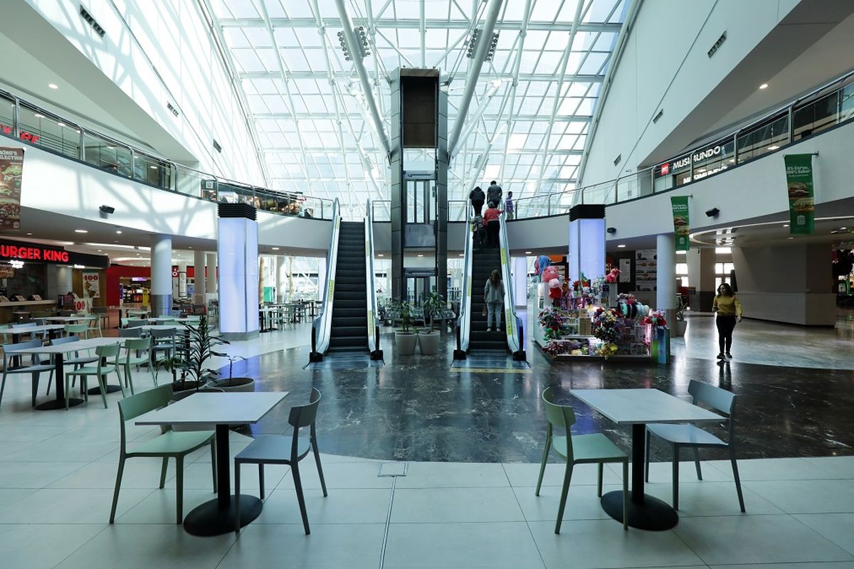 El patio de comidas se convierte en un teatro abierto para que las familias puedan disfrutar. El patio de comidas se convierte en un teatro abierto para que las familias puedan disfrutar.