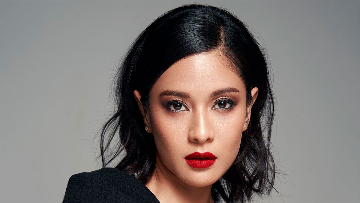 Dian Sastrowardoyo es la protagonista de La chica de los cigarrillos, la nueva serie de Netflix.