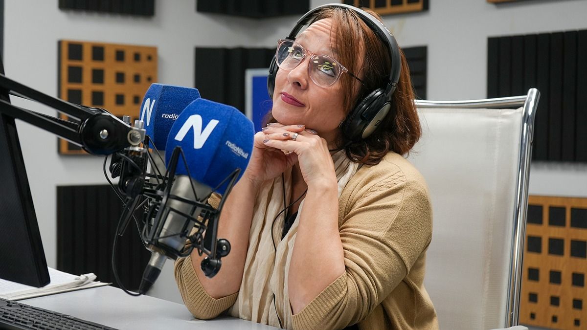 La locutora de Radio Nihuil lleva casi tres décadas de trayectoria y su risa es un imán que contagia a las audiencias mendocinas.