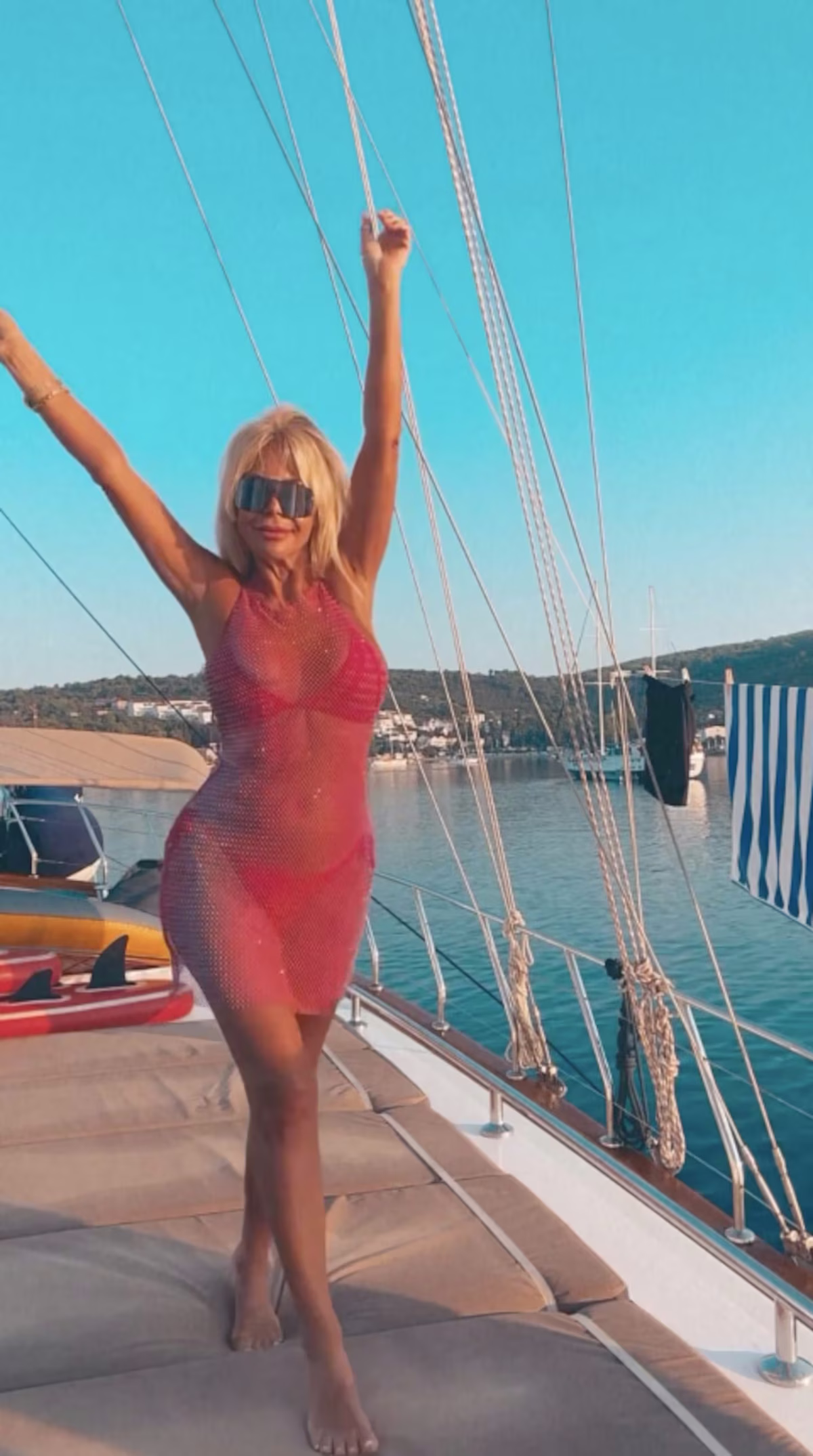 Desde Croacia, Graciela Alfano confirma que es la reina de las transparencias ultra shiny y con hilo dental XS. Desde Croacia, Graciela Alfano confirma que es la reina de las transparencias ultra shiny y con hilo dental XS.