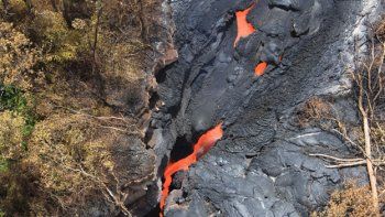 Un río de lava se acerca a una comunidad rural en Hawái