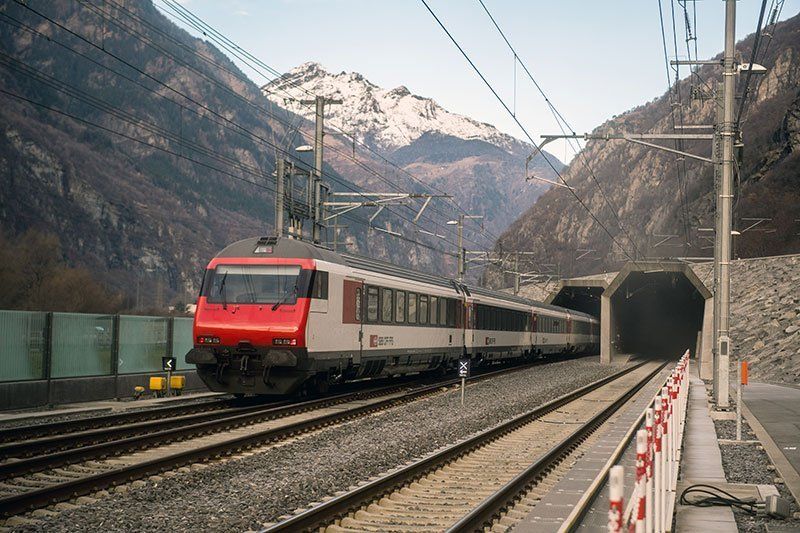 Trenes en Suiza corren por el túnel más largo del mundo
