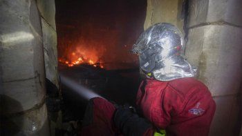 Bomberos que apagaron el incendio de Notre Dame fueron acusados de violación