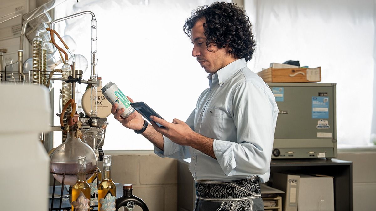 El ingeniero agrónomo y enólogo en su laboratorio de elixires con néctar de flores, ubicado en una bodega en Luján de Cuyo. El ingeniero agrónomo y enólogo en su laboratorio de elixires con néctar de flores, ubicado en una bodega en Luján de Cuyo.