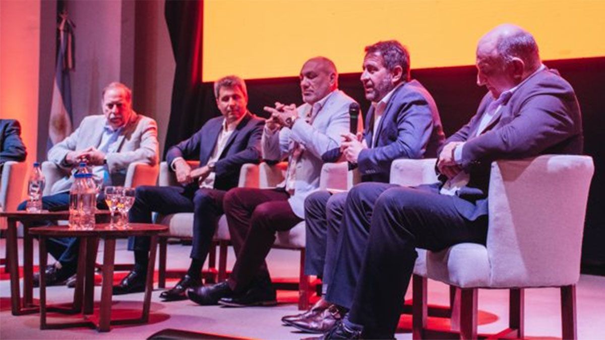 Mario Isgro expuso en San Juan sobre los métodos de construcción sustentables que usa el IPV en Mendoza.