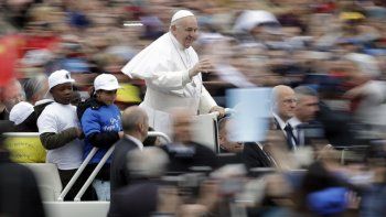 El Papa paseó a chicos migrantes en su papamóvil