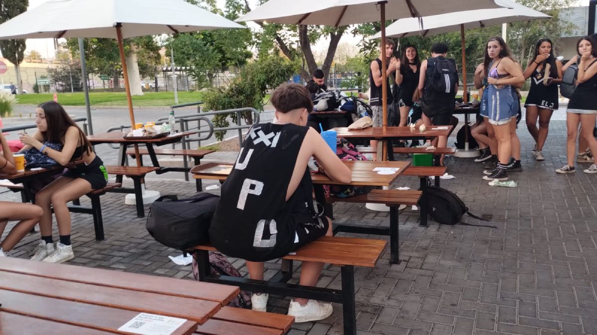 Algunos estudiantes optaron por inscribirse el UPD en sus remeras como recuerdo del festejo.